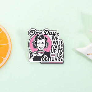 Un giorno ci svegliamo e vediamo il suo obituario - Spilla in smalto divertente, retrò, con citazioni di umorismo scuro, distintivo da borsa, spilla da revers, gioielli, regali - Product Image 3