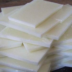 Prix d'usine Forme solide de cire de paraffine industrielle entièrement raffinée pour la fabrication de bougies et les applications de revêtement - Product Image 2