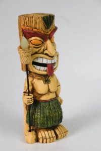 Estatua Hawaiana de Guerrero Tiki con Antorcha para Decoración de Bares y Patios - Product Image 3