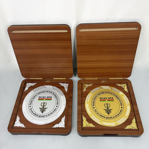 Placa de Premio <span class=keywords><strong>Cuadrada</strong></span> de <span class=keywords><strong>Madera</strong></span> Personalizada, Nuevo Diseño 2026, Trofeo de <span class=keywords><strong>Madera</strong></span> Roja Personalizado con <span class=keywords><strong>Caja</strong></span> Premium para Graduación y Deportes - Product Image 4