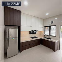 Ensemble de meubles de cuisine modernes en contreplaqué et placage de bois en forme de L, avec évier et tiroirs, prêt à assembler pour appartement