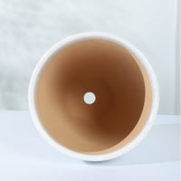 Vase décoratif moderne en fibre de verre blanc, motif floral en relief, pot de forme seau pour fêtes, hôtels et usage commercial