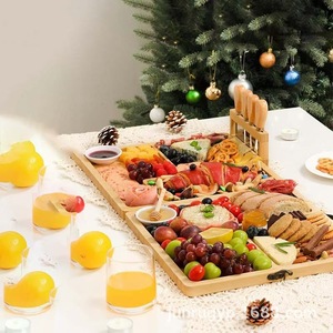Plateau à fromages pliable en bois avec poignées pour apéritifs et service lors de fêtes - Product Image 4