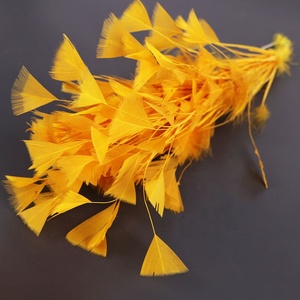 Vente en gros de broche de mariage en plumes d'oie de 30cm de longueur coiffe de fleurs à motif teint pour décorations de fête et artisanat - Product Image 3