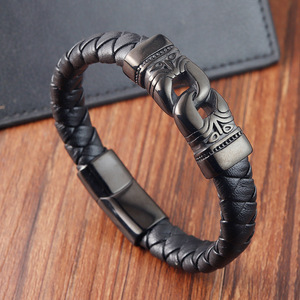สร้อยข้อมือหนังแท้ถักชั้นเดียวสำหรับผู้ชาย |   ปืนพ่นเคลือบ PVD สีดำ สแตนเลสสตีล ลายโทเท็มโบราณ |   สายรัดข้อมือสุดเก๋ - Product Image 2