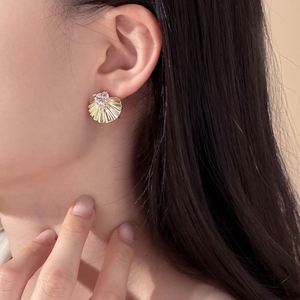 Pendientes de botón con diseño único y personalizado Dylam, chapados en oro de 14 quilates, plata S925, circonita 5A, forma de sector, para uso diario y como joyería. - Product Image 3