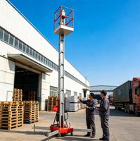 Plateforme élévatrice mobile verticale à mât unique avec stabilisateurs, alimentée par batterie, pour entrepôt intérieur