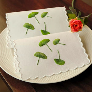 Serviettes de cocktail en lin vert Ginkgo – Serviettes de boisson réutilisables 100 % lin naturel, motif de feuilles botaniques fraîches pour bar, fête - Product Image 1