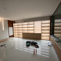 Comptoir d'accueil commercial avec vitrine haute intégrée, armoire de rangement LED, armoire murale de réception de bureau personnalisée