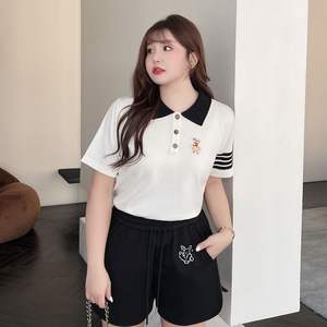 Camiseta Polo Blanca Runqi N7939 de Talla Grande con Cuello Negro y Bordado de Dibujos Animados, Manga Corta, Estilo Universitario para Mujer - Product Image 1