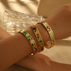 กำไลข้อมือไทเทเนียมเคลือบทอง 18K ลายเรขาคณิต สไตล์ยุโรป สำหรับทุกเพศ - Product Image 2