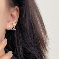 Deux petites boucles d'oreilles en forme de tulipe pour femmes, style haut de gamme, élégantes et polyvalentes, tendance influenceur