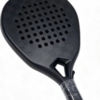 Raquette de padel en fibre de carbone mate à motif damier avec design creux pour l'absorption des chocs, taille de grip G2, sans logo, options personnalisables