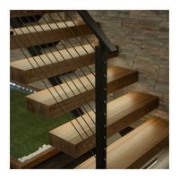 Escalier droit sur mesure, structure en acier sur mesure et éléments en bois naturel pour projet de loft contemporain