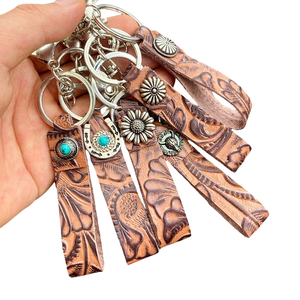 พวงกุญแจหนังวัวสไตล์เรโทรตะวันตก รุ่น PIN PIN A26005 พร้อมสายคล้องข้อมือหนังลายนูนคาวบอย และจี้ห้อยกุญแจรถแบบสลักลายหนังวัว - Product Image 1