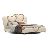 Base de Cama Tapizada en Forma de Corazón Romántico, Cama Matrimonial Moderna de Lujo para Bodas, Color Crema con Detalles Metálicos Dorados, Cama Doble para Recámara Principal