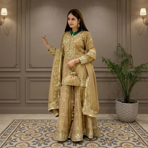 Ensemble Sharara de Luxe en Soie Dorée Champagne, Kurti Court Brodé de Zari Lourd, Garara Large, Dupatta et Sac Potli – Tenue de Mariage Indienne - Product Image 1