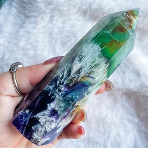 Vente en gros de tours de cristal de quartz fluorite naturelle polie en forme de flocon de neige, pierres de guérison avec ornement en plume pour présentation sur bureau - Product Image 2