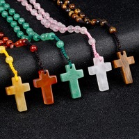 Vente en gros de collier croix en cristal de pierre naturelle articles religieux collier chapelet croix en quartz rose avec agate et aventurine
