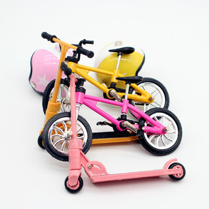 Modelo combinado de bicicleta, <span class=keywords><strong>scooter</strong></span> y casco en miniatura BTXIXI para decoración de escenas al aire libre. - Product Image 2