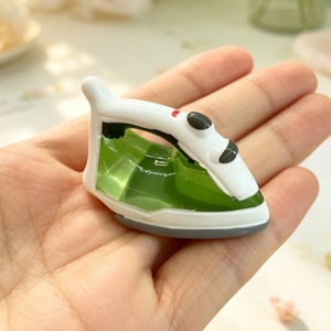Plancha de Vapor Miniatura Realista para Casa de Muñecas, Accesorio de Resina para Escena de Costura a <span class=keywords><strong>Escala</strong></span> <span class=keywords><strong>1</strong></span>:12 - Product Image 1