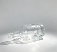 Botella de Vidrio Transparente de 375ml/700ml/750ml con Cuello Delgado y Acabado Roscado para Licores y Brandy; Compatible con Tapas de Aluminio y Corchos