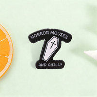 Pin esmaltado de película de terror Coffin Horror con texto gótico, insignia de solapa, adorno decorativo para ropa y mochila