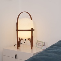 Lampe de table en bois pour hôtels Lampe Designers Hôtel de luxe Verre Portable Lanterne Style Abat-jour en verre Frêne Noyer Lampe de table en bois