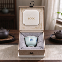 Boîte cadeau rigide en papier pour tasses à thé, avec couvercle articulé et revêtement en lin, personnalisable avec logo et motif, pour l'emballage d'articles de thé.