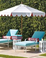 Parasol de jardin rond Premium 9' en coton Portofino avec franges, cadre inclinable en aluminium antirouille, parasol de marché avec bordure blanche festonnée
