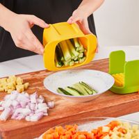 Keuken-specifieke multifunctionele groentesnijder, uienhakker, roestvrijstalen messen, kunststof constructie voor eenvoudig gebruik
