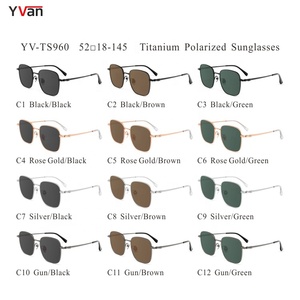 Gafas de Sol de titanio de lujo para mujer con marco cuadrado grande y acabado dorado Gafas de sol polarizadas con logotipo de metal personalizado para mujer - Product Image 2
