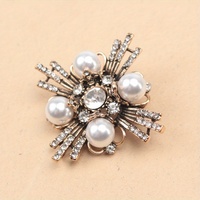 Broche vintage fleurie incrustée de strass, accessoire de mode de luxe léger et raffiné