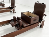 Machine de Pilates Reformer en noyer personnalisable, qualité professionnelle, avec barre de repose-pieds réglable et ressorts