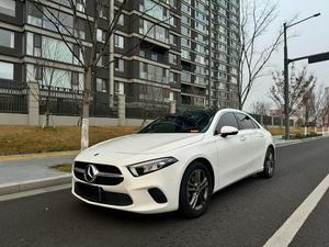 Mercedes Benz <span class=keywords><strong>Clase</strong></span> <span class=keywords><strong>A</strong></span> 2018 <span class=keywords><strong>200</strong></span> L 1.3T Turbo Automático Oscuro R17 Sedán con Volante <span class=keywords><strong>a</strong></span> la Izquierda y Techo Panorámico - Product Image 1