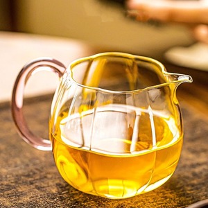 Jarra de té de vidrio redonda de alta transparencia con mango colorido para accesorios de ceremonia del té y uso en fiestas - Product Image 1