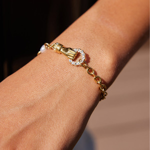 Pulsera de perlas de agua dulce con cadena de oro y detalles de cristal para mujer, joyería para uso diario. - Product Image 3
