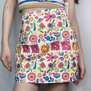 กระโปรงมินิสั้นผ้าหนังกลับปักลายดอกไม้สไตล์โบฮีเมียนสำหรับผู้หญิง ดีไซน์ใหม่จากโรงงานผู้ผลิต (OEM) สำหรับฤดูใบไม้ร่วงและฤดูหนาว - Product Image 2