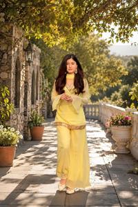 Ensemble trois pièces tendance jaune en faux georgette avec intérieur en micro-coton, haut et pantalon élégants et dupatta haut de gamme pour un look tendance - Product Image 3