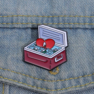 Pin bros logam unik kotak kartun merah untuk pakaian dan aksesori tas - Product Image 4