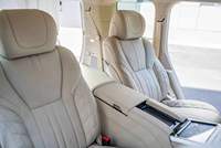 Usine personnalisée Auto SUV VIP Kit de sièges auto Toyota LC300 200 LX570 Sièges arrière de luxe Console centrale Accoudoir de siège arrière Modèle Vito