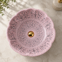 Élégant lavabo en céramique rose mat, lavabo sur pied en forme de fleur pour salle de bain, vasque de comptoir rose clair avec motif noir