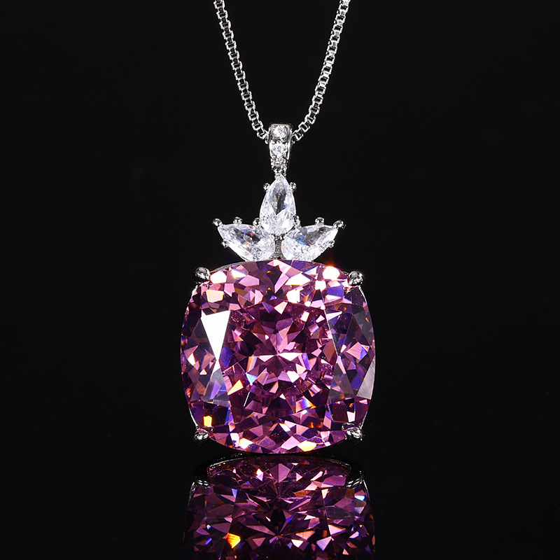 Pendentif nid d'oiseau en rose séchée avec chaîne