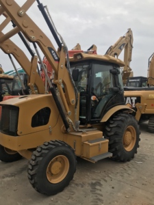 Chargeuse compacte sur pneus et pelle rétrocaveuse CAT 420F 4x4 de 9 tonnes, modèle 2020, avec moteur Cummins, boîte de vitesses, pompe et roulement - Product Image 4