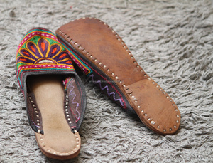 Chaussures de mariée classiques ethniques indiennes, pour femmes, en cuir véritable, avec broderie, plates - Product Image 5