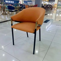 Chaise de salle à manger moderne avec accoudoirs incurvés, en cuir orange, structure en métal noir, légère et pliable, pour la maison, le restaurant, la salle de bain