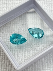 Piedra Paraíba de Corte en Forma de Pera, 8x12mm, Cultivada en Laboratorio, con Acabado de Hielo Triturado, de DS Gems - Product Image 6