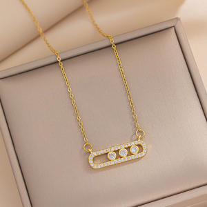 Collar con colgante de diseño exclusivo de circonita con forma de clip y dijes de imperdible de acero inoxidable - Product Image 2