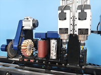 Tour à bois CNC à quatre axes 1530-8T personnalisé en usine avec dispositif de chargement et de déchargement entièrement automatique