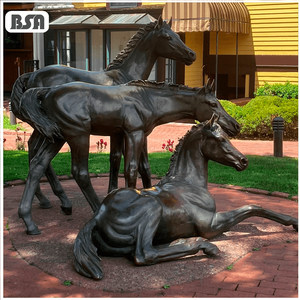 Scultura BSA in Bronzo Scuro Anticato: Famiglia di Cavalli Realistici, Statua in Metallo di Tre Cavalli per Cortile, Villa e Paesaggio di Lusso - Product Image 1